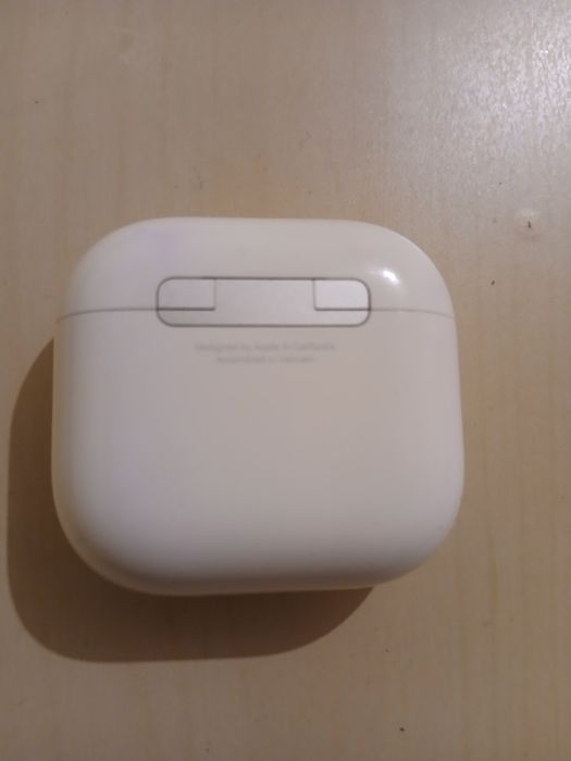 IPhone  AirPods  4