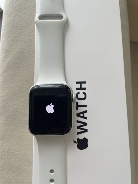 Apple watch SE GEN 2 40 mm white sport band