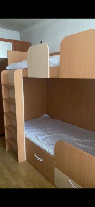 Продава се двуетажно легло с шкафове!