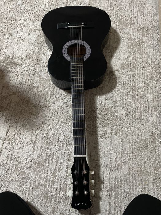 продается гитара почти новая