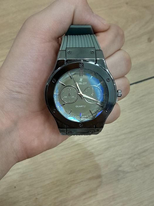 MEGA SKIDKDKA. Hublot qol soat 3xil rangdani boʻr.