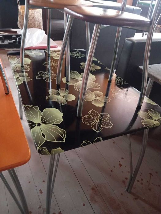 Продаю стол и стулья