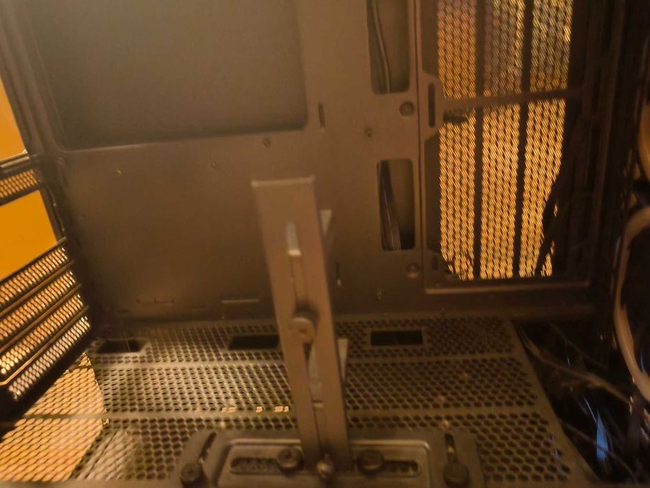 Vând două carcase Alphagear Oathkeeper, cumpărate de la PC Garage (am facturile).