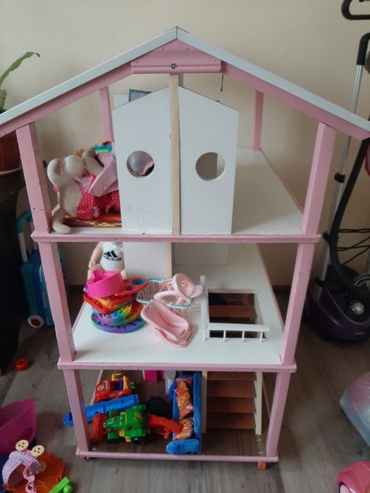 Трехэтажный кукольный домик