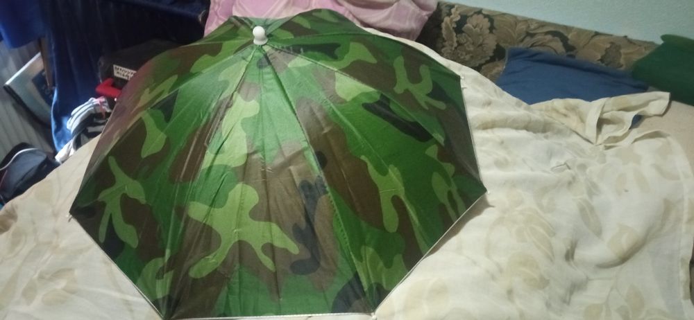 Pelerina  ,umbrela ploaie camuflaj tip  armata  impermabila și suporți