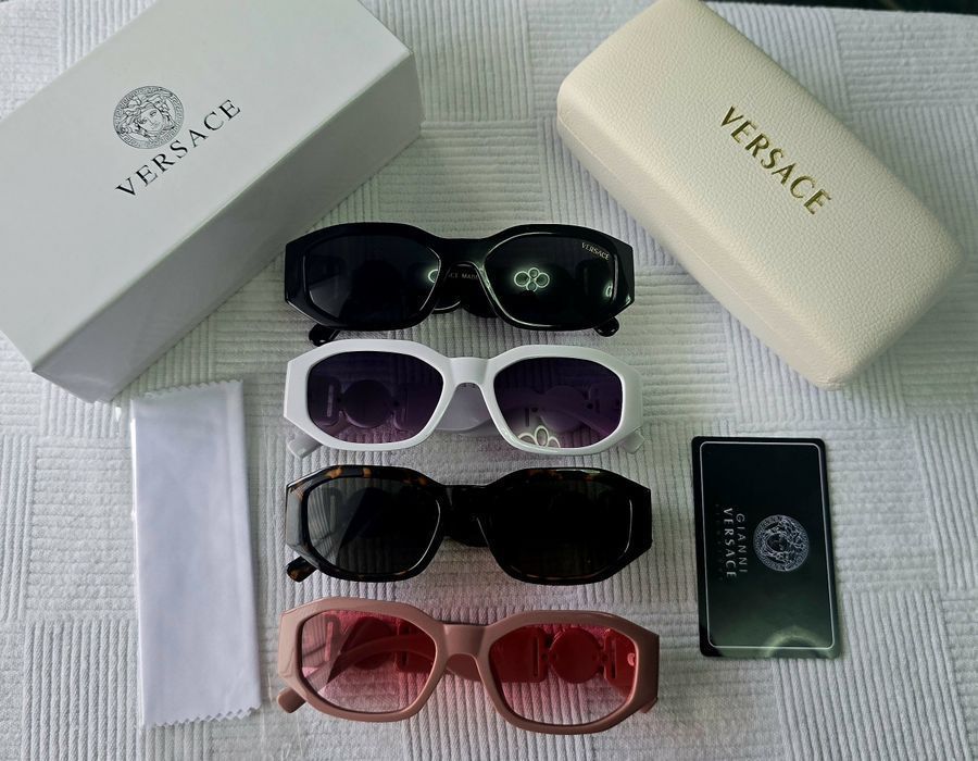 Set ochelari de soare Versace.