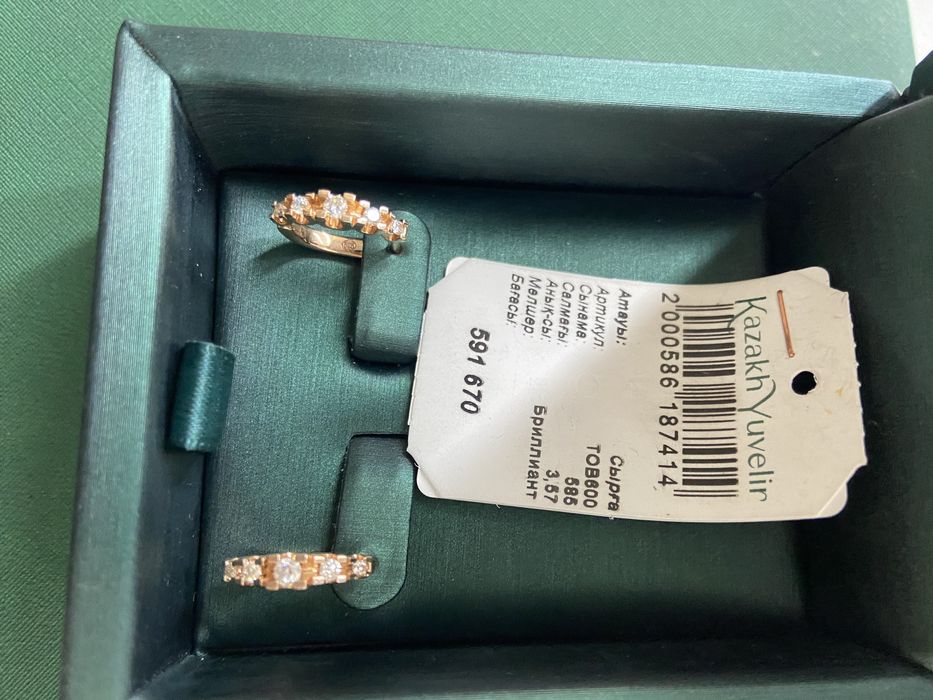 Продам золотые серьги с бриллиантом