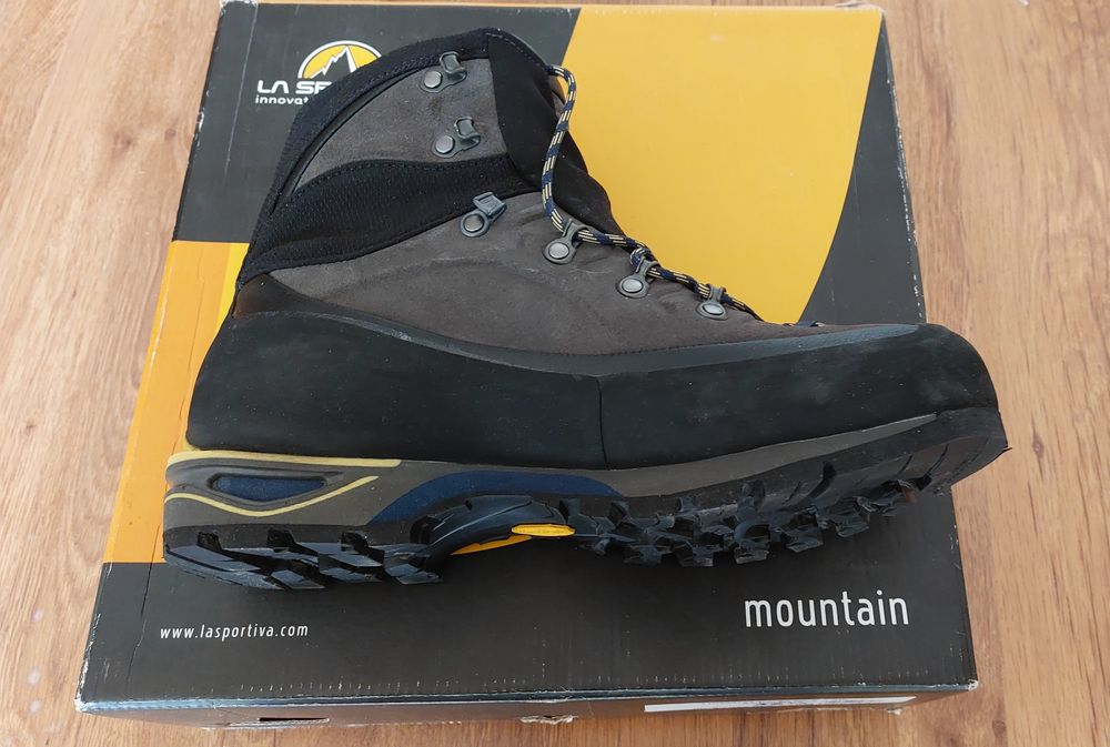 Продавам мъжки туристически обувки La Sportiva