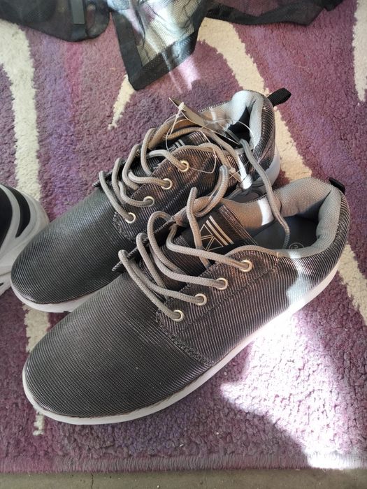 Adidași de vânzare