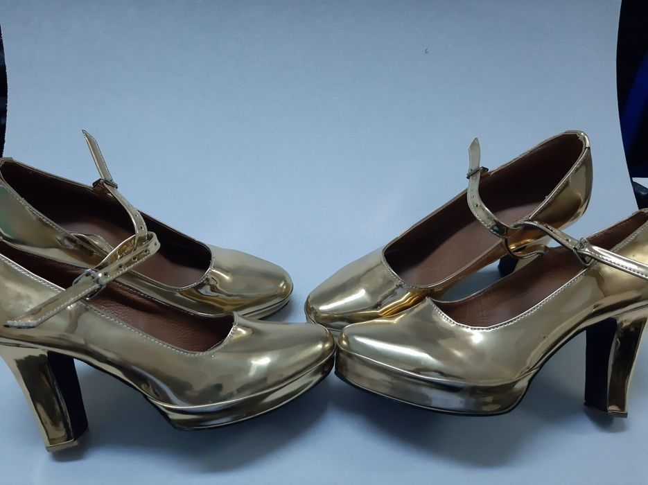 Raqs tuflilari tayyorlari