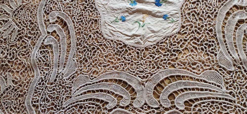 Față de masă decorativă din macrame, lucrată manual.