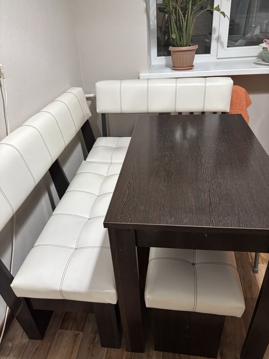 Кухонный стол с двумя стульями