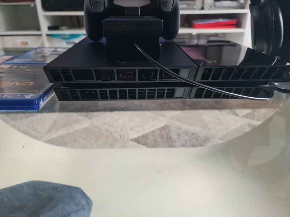 PS4 FAT 500GB със качечествени слушалки,джойстик,зарядно станция,3 игри!