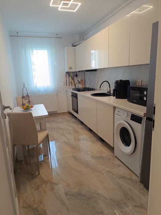 Inchiriez apartament doua camere decomandat