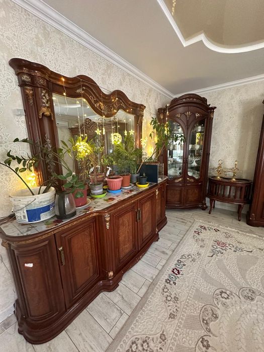 Сервант Комод стол со стульями