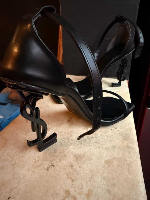 Чисто нови дамски обувки с ток