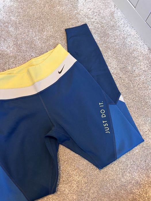 Спортни сутиени/ бюстиета  клин Nike