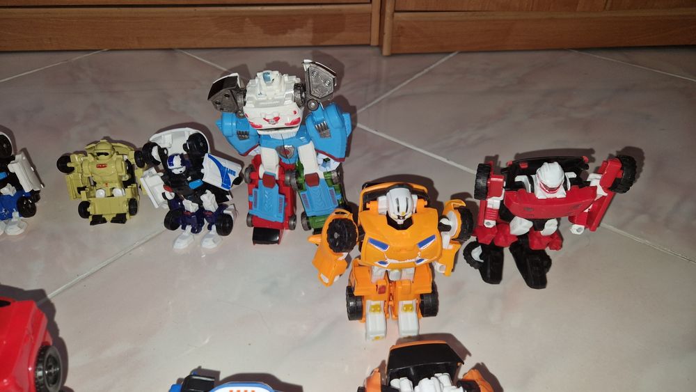 Продам игрушки трансформеры Тоботы