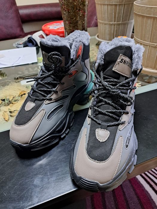 Продавам уникален модел мъжки маратонки чисто нови 43 и 44 номер