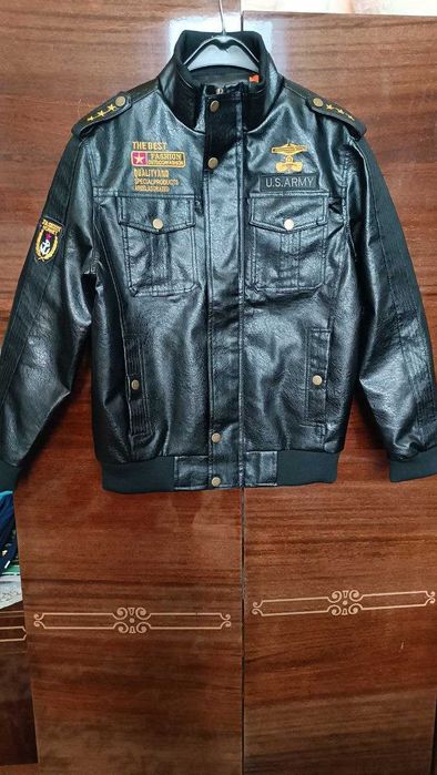 Kurtka. XL razmer. rangi qora. Xitoyda ishlab chiqarilgan.