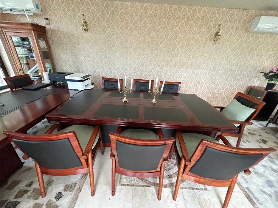Birou cu masă de conferință si scaune