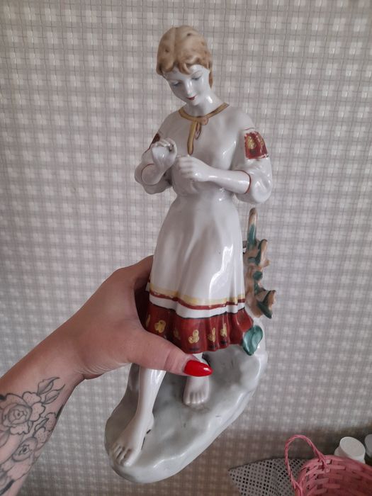 Продам фарфоровую ретро статуэтку, в идеальном состоянии без сколов