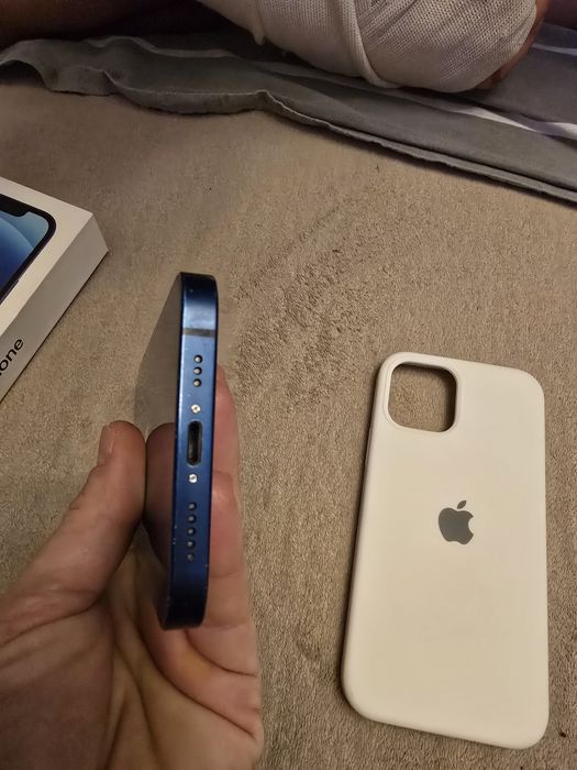 Продется iphone 12. Коробка, чехол.