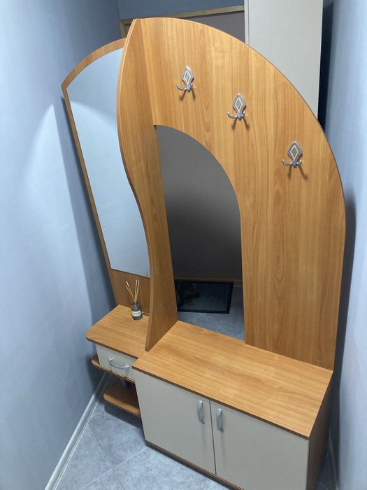 Портманто /Етажерка/Картини