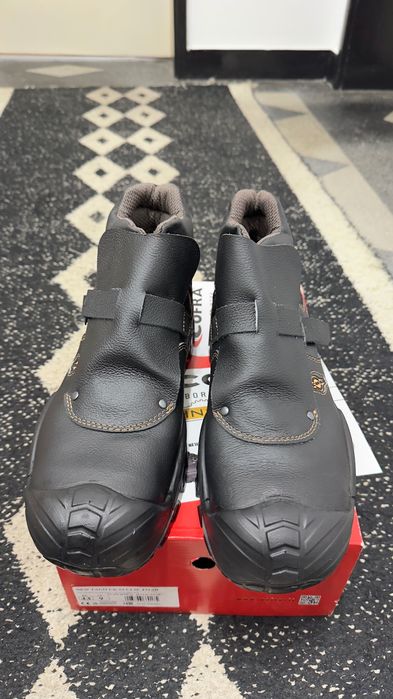 нови работни обувки