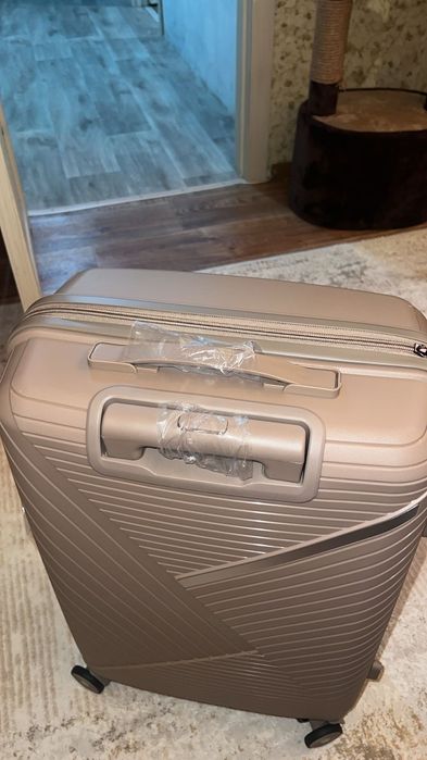 Продам новый чемодан размер М