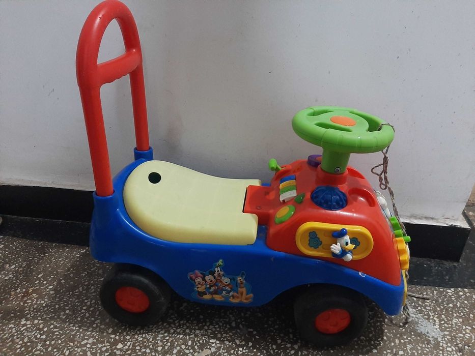 Mașinuță pentru copii, cu sunete și funcții interactive.