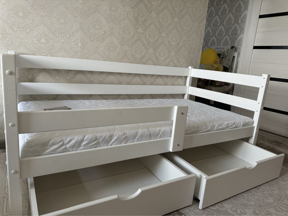 Продается детская кровать в  хорошем состоянии .