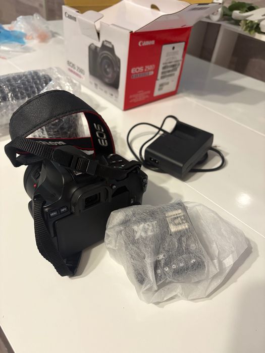 EOS 250D, обектив- 50mm/1.8f, 18.55mm, 55-250mm, синхронизатор