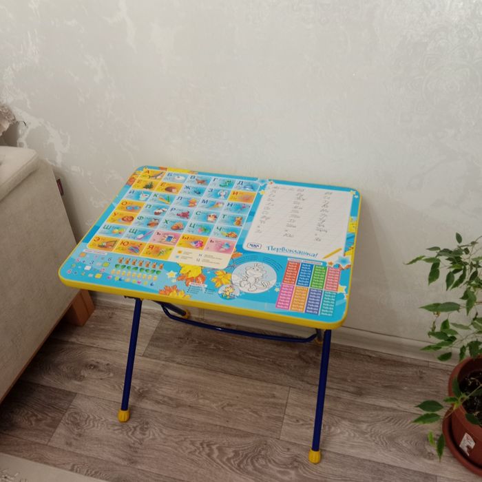 Продаеться стол детский