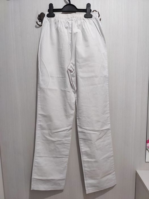 Pantaloni albi pentru asistenți