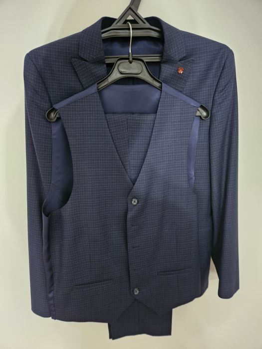 Мужской классический костюм темно синего цвета