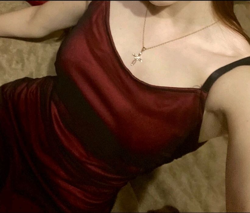 Червена рокля по тялото