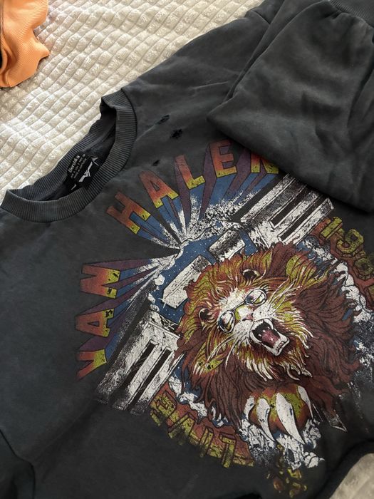 Дамски блузи и топове