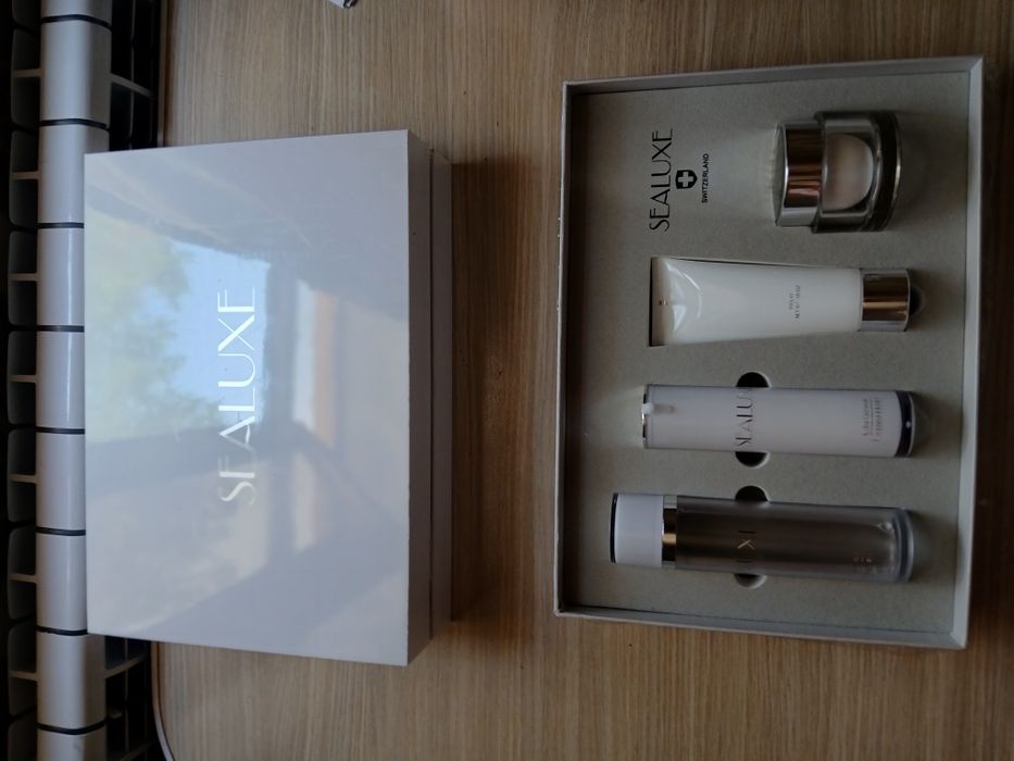 Cosmetika. Kumush nabor pachka ochilmagan