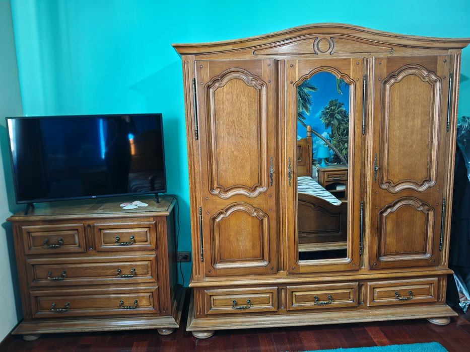 Set mobila dormitor lemn masiv(stejar) compus din 5 piese: