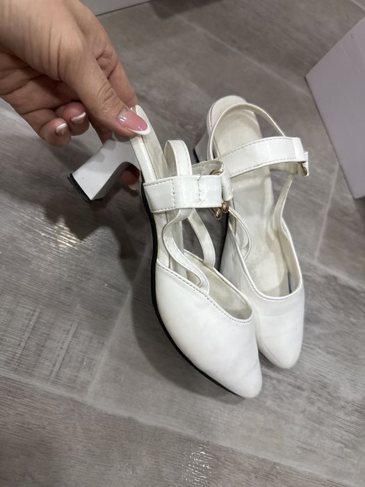 Босоножки 37 размер белый