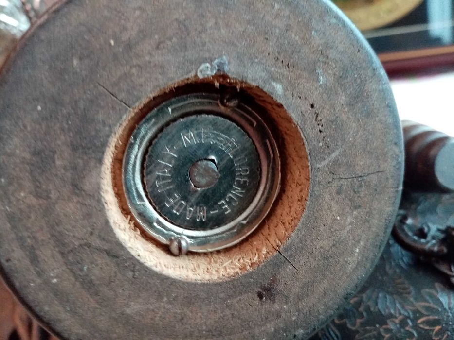 Стара мелничка с позлатен герб, Италия, 1960 г.