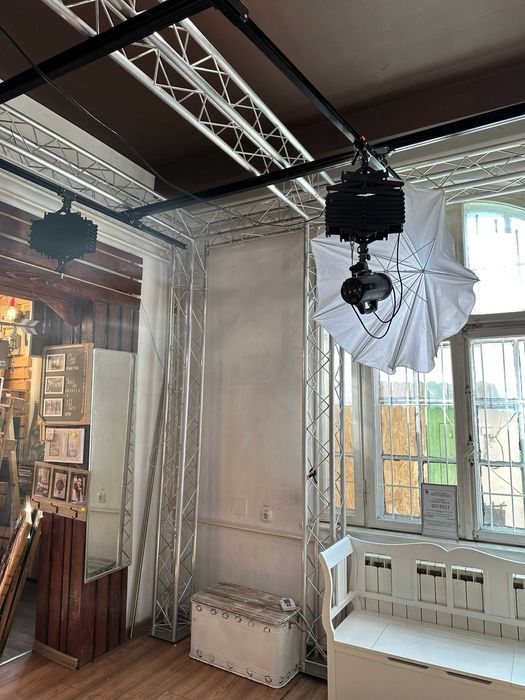 SCHELA PENTRU EXPOZITII,EVENIMENTE,STUDIO FOTO cu bare pentru pantografe,2 pantografe incluse,findaluri si suport