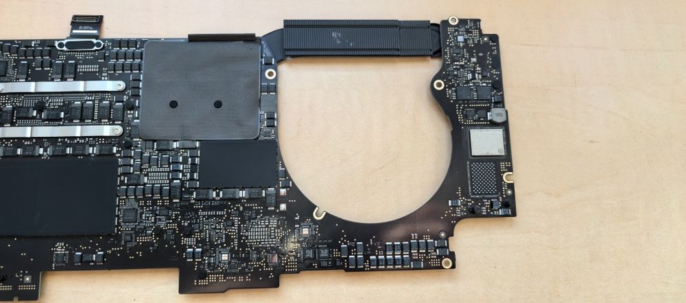 Placa Baza Macbook PRO A2141_DEFECTA_pentru PIESE / Intel i9_16GB DDR4_1TB SSD_AMD Radeon PRO 5300M 4GB_+ Radiator