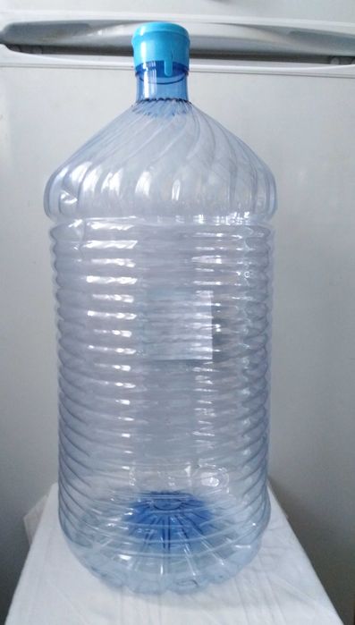 ОТДАМ ДАРОМ БУТЫЛКУ. Питьевую, БОЛЬШУЮ, 19л, пластик, без ручки. бу