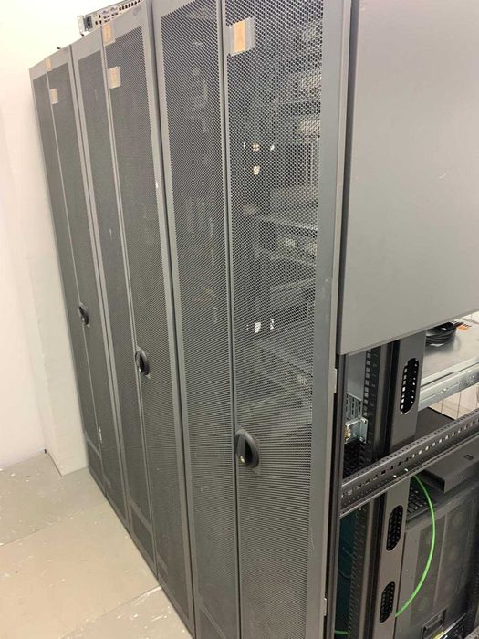 HP 10642 42U Server Rack Cabinet – uși perforate – 19″ (3 buc)