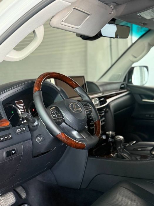 Lexus LX 570 сотилади
