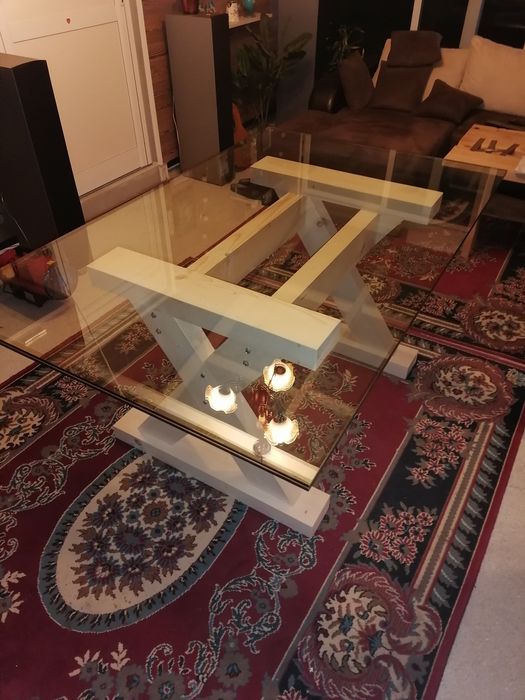 Трапезна маса със стъклен плот