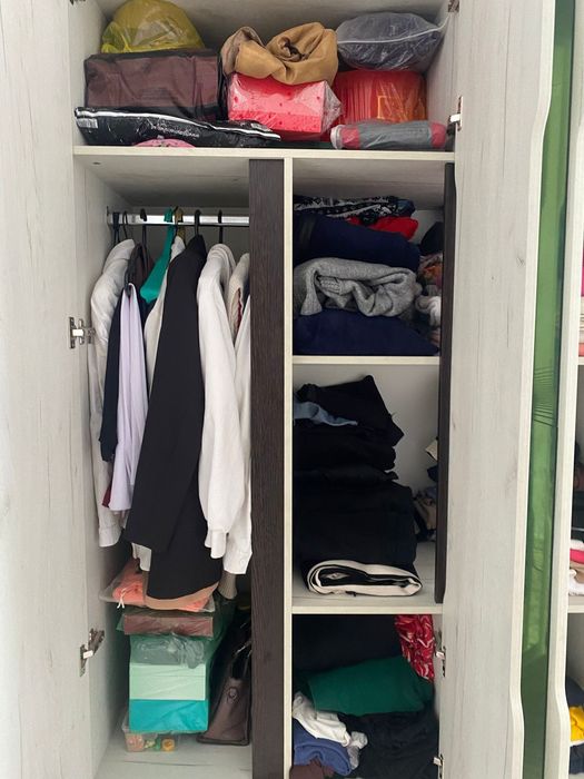 бежевый шкаф с зеркалом