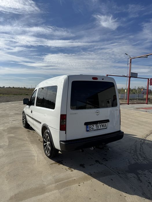 Vând sau schimb cu 8+1 ofer diferența  opel combo 2010 5 locuri